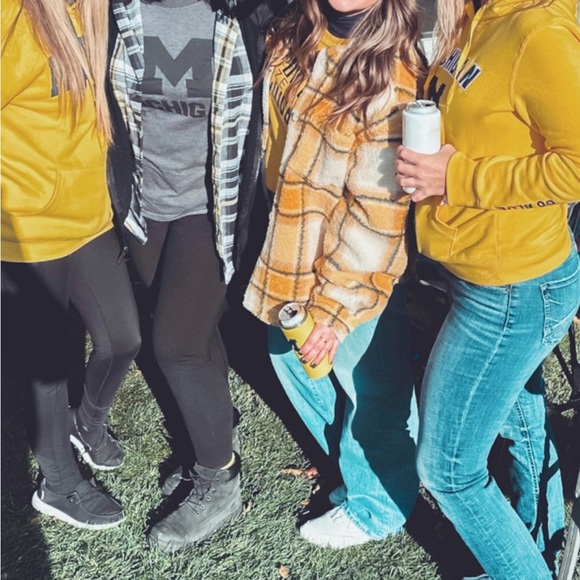 Bandier x Sincerely Jules, Women Aspen Sherpa Jacket in Amber Plaid Shac… - Picture 3 of 7